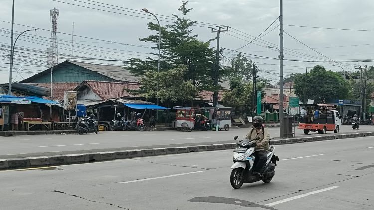 Pemerintah Kabupaten Bekasi berencana membongkar median jalan di depan Pasar Lemahabang, Desa Simpangan, Kecamatan Cikarang Utara, untuk membangun u-turn atau putaran arah baru.