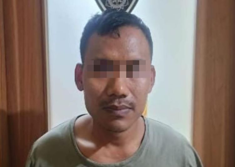 Penampakan AG (35) yang ditangkap oleh Subdit Jatanras Ditreskrimum Polda Metro Jaya atas kasus penganiayaan sadis terhadap seorang perempuan berinisial SR (45) di Kp. Rawajulang RT 005/002, Desa Mekarwangi, Kecamatan Cikarang Barat, Kabupaten Bekasi.