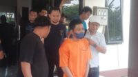 Seorang pria berinisial MD alias Dasim harus mendekam di balik jeruji besi setelah secara tidak sengaja menikam temannya, SA, hingga tewas. Kejadian tragis ini berlangsung saat MD bersama SA, E, dan A berencana untuk menyerang SH, seorang petugas keamanan salah satu pabrik di Kawasan Industri GIIC, Kota Deltamas, Cikarang Pusat, Kabupaten Bekasi.