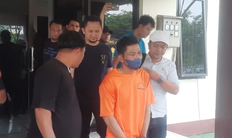 Seorang pria berinisial MD alias Dasim harus mendekam di balik jeruji besi setelah secara tidak sengaja menikam temannya, SA, hingga tewas. Kejadian tragis ini berlangsung saat MD bersama SA, E, dan A berencana untuk menyerang SH, seorang petugas keamanan salah satu pabrik di Kawasan Industri GIIC, Kota Deltamas, Cikarang Pusat, Kabupaten Bekasi.