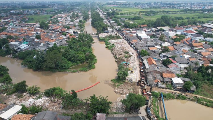 Pemerintah Kabupaten Bekasi menargetkan pembangunan Bendung Sungai Hulu (BSH-0) di Kali Cikarang Bekasi Laut (CBL) rampung pada November 2025. Bendungan ini akan mengalirkan air ke saluran sekunder Kali Srengseng Hilir dan menyuplai kebutuhan irigasi bagi lahan pertanian seluas 7.252 hektare di wilayah utara Kabupaten Bekasi.