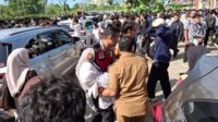Meski bertujuan membantu masyarakat mendapatkan pekerjaan, sistem pelaksanaan yang dinilai kurang efektif serta membludaknya jumlah pencari kerja sempat memicu kericuhan. Bahkan, sejumlah pencari kerja dilaporkan pingsan akibat kondisi yang tidak kondusif.
