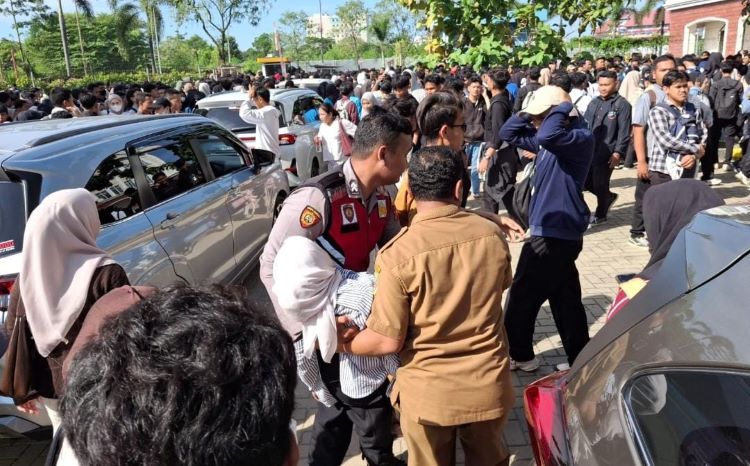 Usai berdesak-desakan, tak sedikit pencari kerja yang pingsan atau tak sadarkan diri.