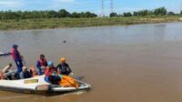 Hari ketiga pencarian, Minggu (25/05) Tim SAR Gabungan terus berupaya mencari Rudiyanto (49), salah satu dari dua korban tenggelam akibat insiden uji coba rigid inflatable boat (RIB) atau perahu karet berlambung kaku di aliran Sungai Cikeas (CBL), Desa Buni Bakti, Kecamatan Babelan, Kabupaten Bekasi.