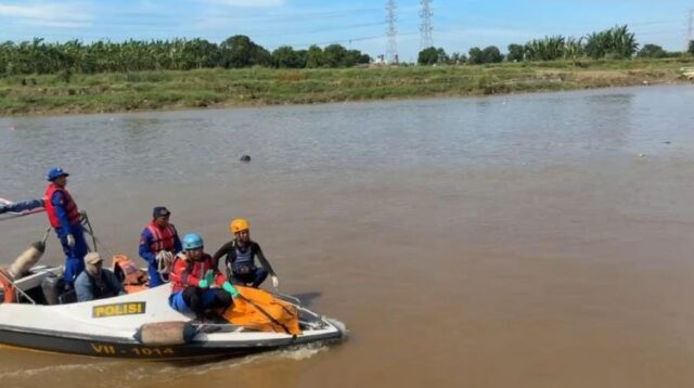 Hari ketiga pencarian, Minggu (25/05) Tim SAR Gabungan terus berupaya mencari Rudiyanto (49), salah satu dari dua korban tenggelam akibat insiden uji coba rigid inflatable boat (RIB) atau perahu karet berlambung kaku di aliran Sungai Cikeas (CBL), Desa Buni Bakti, Kecamatan Babelan, Kabupaten Bekasi.