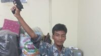 Seorang pria berinisial ASJ (28) diamankan oleh pihak kepolisian setelah kedapatan membawa benda menyerupai pistol saat terjadi bentrokan antara dua kelompok remaja di Kampung Sempu Gardu, Desa Pasirgombong, Kecamatan Cikarang Utara, Kabupaten Bekasi. Insiden tersebut sempat viral di media sosial.