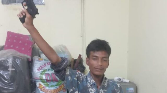 Seorang pria berinisial ASJ (28) diamankan oleh pihak kepolisian setelah kedapatan membawa benda menyerupai pistol saat terjadi bentrokan antara dua kelompok remaja di Kampung Sempu Gardu, Desa Pasirgombong, Kecamatan Cikarang Utara, Kabupaten Bekasi. Insiden tersebut sempat viral di media sosial.