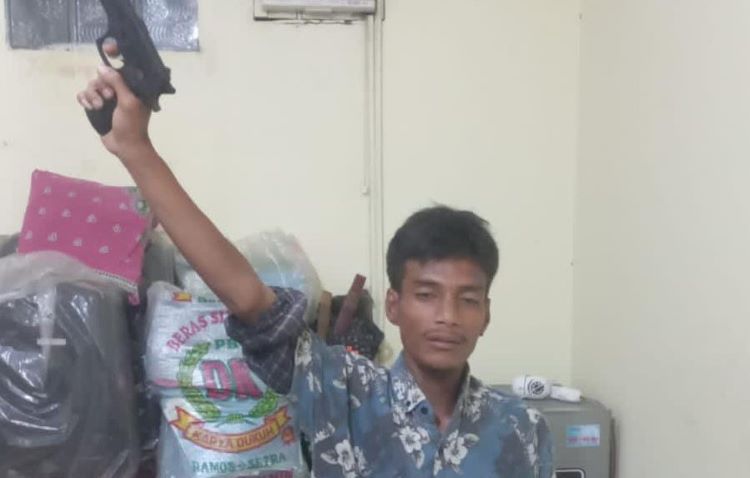 Seorang pria berinisial ASJ (28) diamankan oleh pihak kepolisian setelah kedapatan membawa benda menyerupai pistol saat terjadi bentrokan antara dua kelompok remaja di Kampung Sempu Gardu, Desa Pasirgombong, Kecamatan Cikarang Utara, Kabupaten Bekasi. Insiden tersebut sempat viral di media sosial.