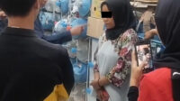 Seorang wanita paruh baya berinisial EN (47) bersama anaknya, A (24), tertangkap basah mencuri di sebuah minimarket yang berada di depan Perumahan Permata Serang Baru, Kampung Gempol, Desa Sukadami, Cikarang Selatan, Kabupaten Bekasi, pada Minggu (04/05) malam.