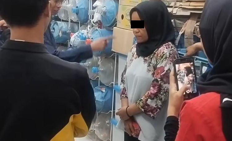 Seorang wanita paruh baya berinisial EN (47) bersama anaknya, A (24), tertangkap basah mencuri di sebuah minimarket yang berada di depan Perumahan Permata Serang Baru, Kampung Gempol, Desa Sukadami, Cikarang Selatan, Kabupaten Bekasi, pada Minggu (04/05) malam.