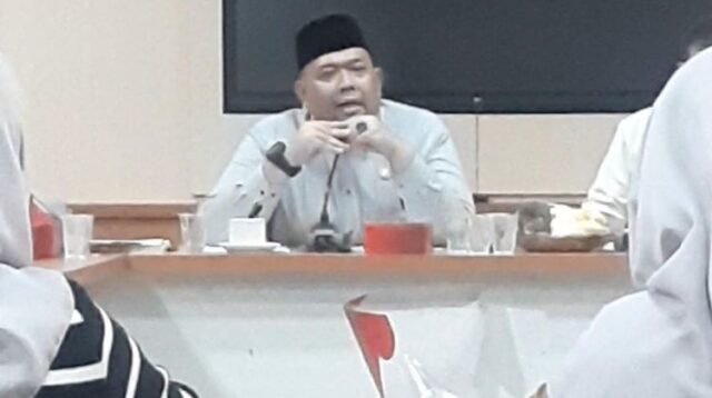 Ketua Komisi I DPRD Kabupaten Bekasi, Ridwan Arifin saat memimpin rapat gabungan terkait aduan warga di kepada pengembang Perumahan La Palma Grande di Desa Cijengkol, Kecamatan Setu, Jum'at (16/05).