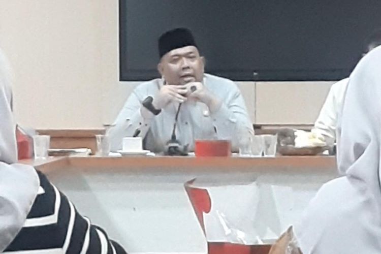 Ketua Komisi I DPRD Kabupaten Bekasi, Ridwan Arifin saat memimpin rapat gabungan terkait aduan warga di kepada pengembang Perumahan La Palma Grande di Desa Cijengkol, Kecamatan Setu, Jum'at (16/05).