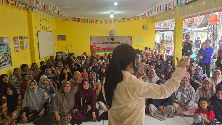 Anggota Dewan Perwakilan Rakyat Republik Indonesia (DPR RI) dari Fraksi PDI Perjuangan, Rieke Diah Pitaloka, mengadakan sosialisasi mengenai Empat Pilar Kebangsaan di Kecamatan Cibarusah, Kabupaten Bekasi