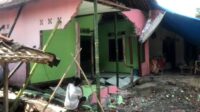 Sebanyak empat rumah di Kampung Tembong Gunung RT 011 RW 006, Desa Sukamahi, Kecamatan Cikarang Pusat, Kabupaten Bekasi, terancam roboh akibat pergerakan tanah.