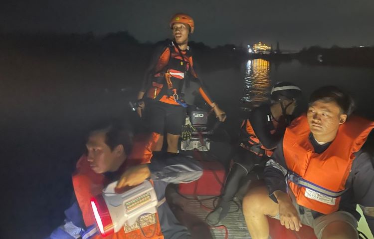 Operasi pencarian oleh Tim SAR Gabungan meliputi penyisiran di sepanjang aliran Sungai Cikeas menggunakan berbagai alat transportasi seperti perahu karet, Tug Boat milik PT Tesco Indomaritim, dan Speedboat Patroli milik PT Cikarang Listrindo. Pencarian dilakukan hingga radius 2 kilometer dari lokasi kejadian.