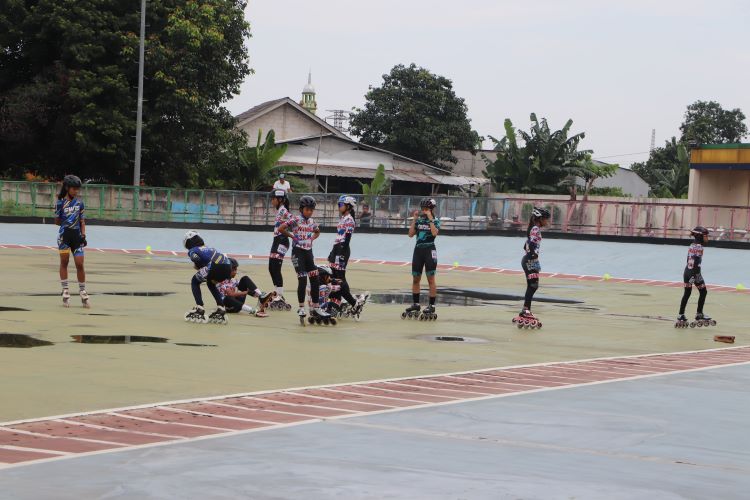 Lebih dari 20 atlet binaan Perserosi Kabupaten Bekasi turut ambil bagian dalam seleksi yang digelar di Sirkuit Sepatu Roda Internasional Grand Wisata, Kecamatan Tambun Selatan, Minggu (04/05). 