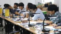 Sebanyak 25 warga Kabupaten Bekasi mendapatkan pelatihan perbaikan handphone. Pelatihan ini diselenggarakan oleh Baznas Kabupaten Bekasi.