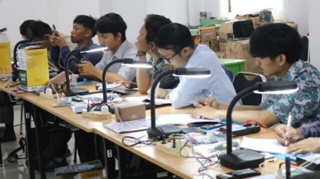 Sebanyak 25 warga Kabupaten Bekasi mendapatkan pelatihan perbaikan handphone. Pelatihan ini diselenggarakan oleh Baznas Kabupaten Bekasi.