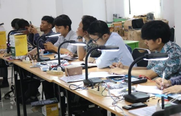 Sebanyak 25 warga Kabupaten Bekasi mendapatkan pelatihan perbaikan handphone. Pelatihan ini diselenggarakan oleh Baznas Kabupaten Bekasi.