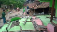 Pemerintah Kabupaten Bekasi menggandeng tim dari Pusat Vulkanologi dan Mitigasi Bencana Geologi (PVMBG) untuk mengkaji lokasi bencana tanah longsor yang terjadi di Kampung Tembong Gunung, Desa Sukamahi, Kecamatan Cikarang Pusat. Langkah ini dilakukan guna menentukan kebijakan yang tepat dalam menangani dampak pergerakan tanah di wilayah tersebut.