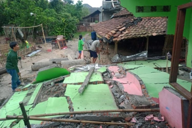 Pemerintah Kabupaten Bekasi menggandeng tim dari Pusat Vulkanologi dan Mitigasi Bencana Geologi (PVMBG) untuk mengkaji lokasi bencana tanah longsor yang terjadi di Kampung Tembong Gunung, Desa Sukamahi, Kecamatan Cikarang Pusat. Langkah ini dilakukan guna menentukan kebijakan yang tepat dalam menangani dampak pergerakan tanah di wilayah tersebut.