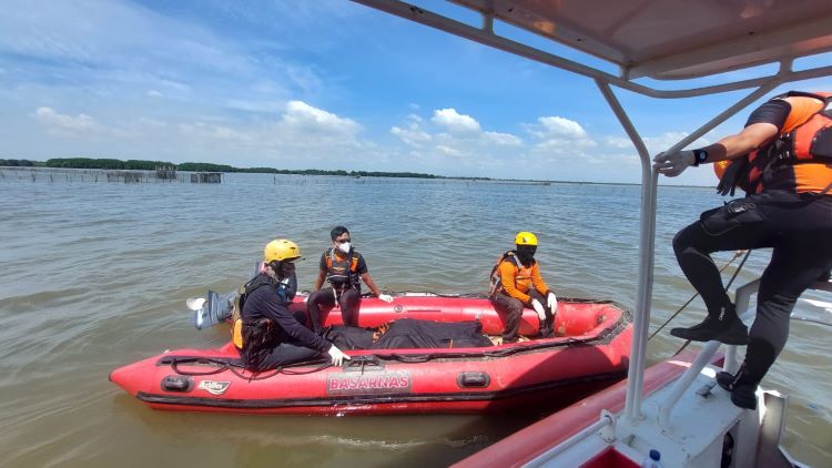 Korban bernama Rudiyanto (49) ditemukan dalam kondisi meninggal dunia pada Selasa (27/05) pagi sekitar pukul 09.30 WIB, dengan jarak sekitar 15 kilometer dari lokasi kejadian. Jenazah kemudian dievakuasi ke dermaga PT Tesco Indomaritim.