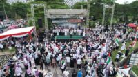 Ribuan warga Kabupaten Bekasi dari berbagai elemen masyarakat berkumpul di Komplek Stadion Wibawamukti, Kelurahan Sertajaya, Kecamatan Cikarang Timur, untuk mengikuti Aksi Bekasi Bela Palestina Jilid II, Minggu (15/06).