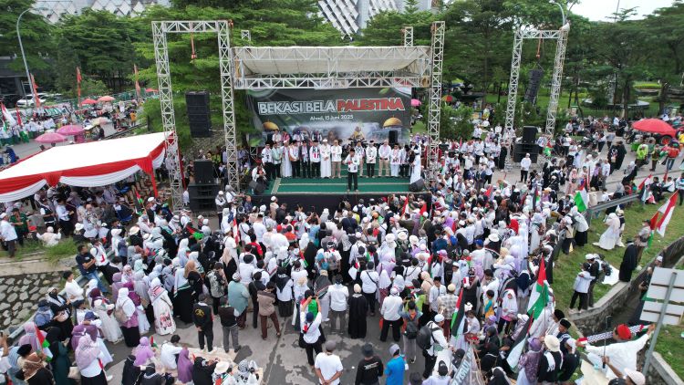Ribuan warga Kabupaten Bekasi dari berbagai elemen masyarakat berkumpul di Komplek Stadion Wibawamukti, Kelurahan Sertajaya, Kecamatan Cikarang Timur, untuk mengikuti Aksi Bekasi Bela Palestina Jilid II, Minggu (15/06).