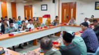 Komisi I, III dan IV Dewan Perwakilan Rakyat Daerah (DPRD) Kabupaten Bekasi menggelar Rapat Kerja Gabungan bersama Mitra Kerja terkait dengan agenda pembahasan permasalahan Fasos Fasum dan pembangunan ruang kelas baru SDN Telaga Murni 02 Cikarang Barat. Acara berlangsung di Ruang Rapat Badan Legislatif Gedung DPRD, Komplek Perkantoran Pemkab Bekasi, Cikarang Pusat, pada Senin (16/06).