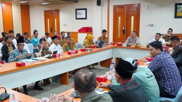 Komisi I, III dan IV Dewan Perwakilan Rakyat Daerah (DPRD) Kabupaten Bekasi menggelar Rapat Kerja Gabungan bersama Mitra Kerja terkait dengan agenda pembahasan permasalahan Fasos Fasum dan pembangunan ruang kelas baru SDN Telaga Murni 02 Cikarang Barat. Acara berlangsung di Ruang Rapat Badan Legislatif Gedung DPRD, Komplek Perkantoran Pemkab Bekasi, Cikarang Pusat, pada Senin (16/06).