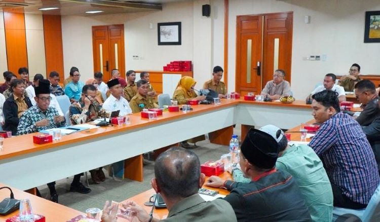 Komisi I, III dan IV Dewan Perwakilan Rakyat Daerah (DPRD) Kabupaten Bekasi menggelar Rapat Kerja Gabungan bersama Mitra Kerja terkait dengan agenda pembahasan permasalahan Fasos Fasum dan pembangunan ruang kelas baru SDN Telaga Murni 02 Cikarang Barat. Acara berlangsung di Ruang Rapat Badan Legislatif Gedung DPRD, Komplek Perkantoran Pemkab Bekasi, Cikarang Pusat, pada Senin (16/06).