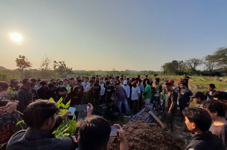 Jenazah AD dimakamkan di Tempat Pemakaman Umum (TPU) Astana Jati, Desa Jatireja, setelah sebelumnya dishalatkan di rumah duka. Puluhan pelayat, termasuk keluarga, teman dekat, hingga warga sekitar, turut hadir mengiringi kepergian almarhum ke tempat peristirahatan terakhirnya, Kamis (12/06) sore.