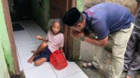 Bertepatan dengan momentum peringatan Hari Lahir Pancasila, Karang Taruna Desa Karang Baru, Kecamatan Cikarang Utara, Kabupaten Bekasi, menggelar aksi sosial dengan membagikan paket sembako kepada para janda tua. Kegiatan ini merupakan wujud nyata kepedulian terhadap masyarakat kurang mampu di wilayah tersebut.