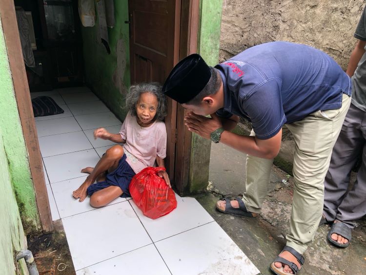 Bertepatan dengan momentum peringatan Hari Lahir Pancasila, Karang Taruna Desa Karang Baru, Kecamatan Cikarang Utara, Kabupaten Bekasi, menggelar aksi sosial dengan membagikan paket sembako kepada para janda tua. Kegiatan ini merupakan wujud nyata kepedulian terhadap masyarakat kurang mampu di wilayah tersebut.