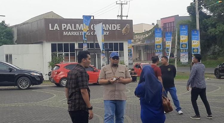 DPRD Kabupaten Bekasi mendesak Pemerintah Kabupaten Bekasi untuk  menyegel marketing gallery Perumahan La Palma Grande. Langkah ini diambil agar pihak developer menyelesaikan sejumlah persoalan yang telah diadukan warga beberapa waktu lalu sebelum melakukan penjualan unit baru.