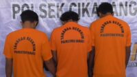 Tiga orang pria berinisial M-W, J, dan K-S diamankan petugas kepolisian setelah kedapatan mengedarkan obat-obatan terlarang dengan modus konter handphone di wilayah Kecamatan Cikarang Barat, Kabupaten Bekasi.