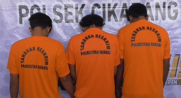 Tiga orang pria berinisial M-W, J, dan K-S diamankan petugas kepolisian setelah kedapatan mengedarkan obat-obatan terlarang dengan modus konter handphone di wilayah Kecamatan Cikarang Barat, Kabupaten Bekasi.