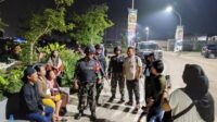 Dalam rangka mendukung program pembatasan jam malam bagi pelajar, prajurit TNI dari jajaran Koramil 04/Babelan melaksanakan kegiatan patroli malam di sejumlah titik rawan yang kerap dijadikan tempat berkumpul oleh para remaja dan pelajar, Selasa (03/06) malam.