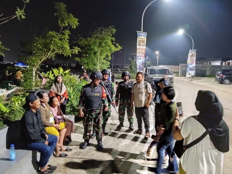 Dalam rangka mendukung program pembatasan jam malam bagi pelajar, prajurit TNI dari jajaran Koramil 04/Babelan melaksanakan kegiatan patroli malam di sejumlah titik rawan yang kerap dijadikan tempat berkumpul oleh para remaja dan pelajar, Selasa (03/06) malam.