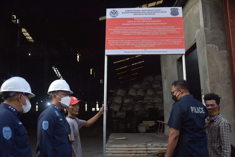 Kementerian Lingkungan Hidup (KLH) menutup operasional dua pabrik di Kabupaten Bekasi yang dinilai berkontribusi terhadap pencemaran udara. Salah satu pabrik yang ditutup adalah PT Wan Bao Long Steel (WBLS), sebuah perusahaan peleburan besi yang berlokasi di Jalan Raya Bekasi, Desa Waringinjaya, Kecamatan Kedungwaringin.