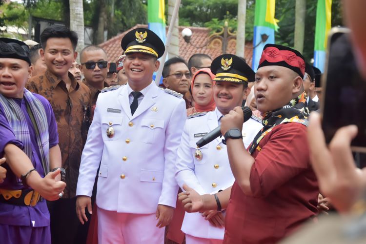 Ade Kuswara Kunang dan Asep Supria Atmaja telah resmi dilantik sebagai Bupati dan Wakil Bupati Bekasi untuk periode 2025–2030 pada Kamis (20/02).
