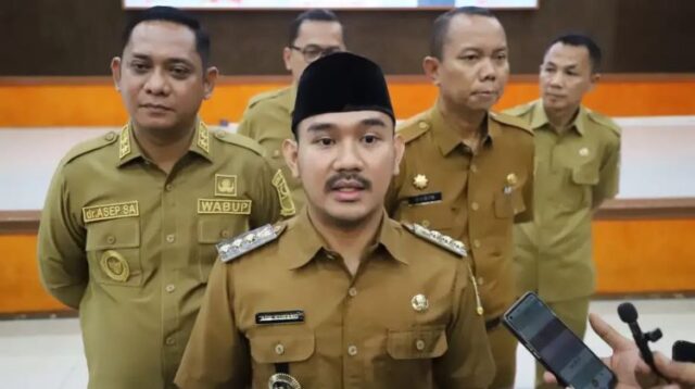 Bupati Bekasi, Ade Kuswara Kunang.