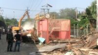 Fasilitas milik perusahaan yang tidak tersentuh saat proses pembongkaran bangunan liar (bangli) di bantaran Saluran Pembuangan (SP) Cikedokan, Desa Sukadanau, Kecamatan Cikarang Barat, Kabupaten Bekasi, Rabu (04/06).