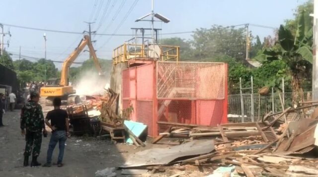 Fasilitas milik perusahaan yang tidak tersentuh saat proses pembongkaran bangunan liar (bangli) di bantaran Saluran Pembuangan (SP) Cikedokan, Desa Sukadanau, Kecamatan Cikarang Barat, Kabupaten Bekasi, Rabu (04/06).