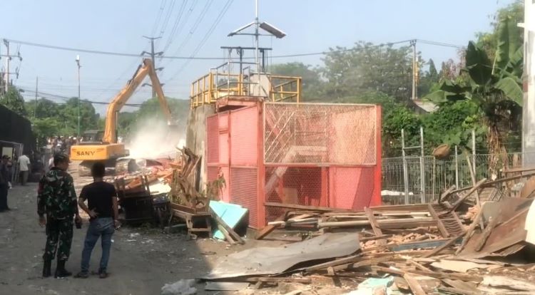 Fasilitas milik perusahaan minuman bersoda yang tidak tersentuh saat proses pembongkaran bangunan liar (bangli) di bantaran Saluran Pembuangan (SP) Cikedokan, Desa Sukadanau, Kecamatan Cikarang Barat, Kabupaten Bekasi, Rabu (04/06).