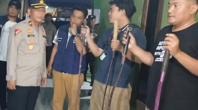 Selain mengamankan 9 pelaku, polisi turut menyita sejumlah senjata tajam berukur besar pasca aksi tawuran di di Kampung Pulo Timaha, Babelan, Kabupaten Bekasi, pada Minggu (08/06) malam