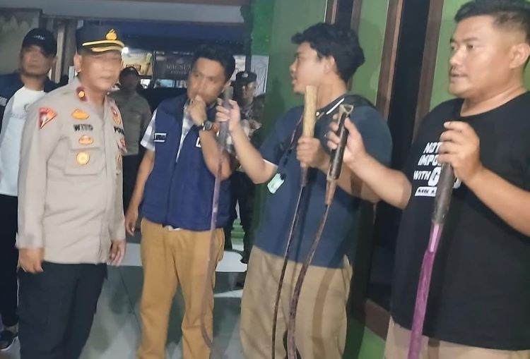 Selain mengamankan 9 pelaku, polisi turut menyita sejumlah senjata tajam berukur besar pasca aksi tawuran di di Kampung Pulo Timaha, Babelan, Kabupaten Bekasi, pada Minggu (08/06) malam