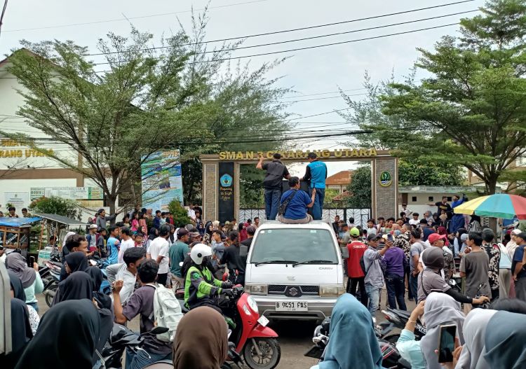 Warga Desa Waluya, Kecamatan Cikarang Utara, Kabupaten Bekasi, melakukan aksi unjuk rasa di depan SMAN 3 Cikarang Utara. Mereka memprotes hasil Seleksi Penerimaan Murid Baru (SPMB) jalur zonasi yang tidak meloloskan anak-anak mereka, meskipun jarak rumah mereka dekat dengan sekolah tersebut.