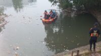 Dua orang pemancing, Rafli Ramadhan (21) dan Barra Wildan Arian (12), ditemukan meninggal dunia setelah tenggelam di Danau Philip Moris, Kawasan Industri MM2100, Desa Gandamekar, Kecamatan Cikarang Barat, Kabupaten Bekasi. Keduanya terseret arus deras akibat saluran air yang meluap saat hujan deras pada Sabtu (28/06) sekitar pukul 14.45 WIB.