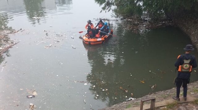 Dua orang pemancing, Rafli Ramadhan (21) dan Barra Wildan Arian (12), ditemukan meninggal dunia setelah tenggelam di Danau Philip Moris, Kawasan Industri MM2100, Desa Gandamekar, Kecamatan Cikarang Barat, Kabupaten Bekasi. Keduanya terseret arus deras akibat saluran air yang meluap saat hujan deras pada Sabtu (28/06) sekitar pukul 14.45 WIB.